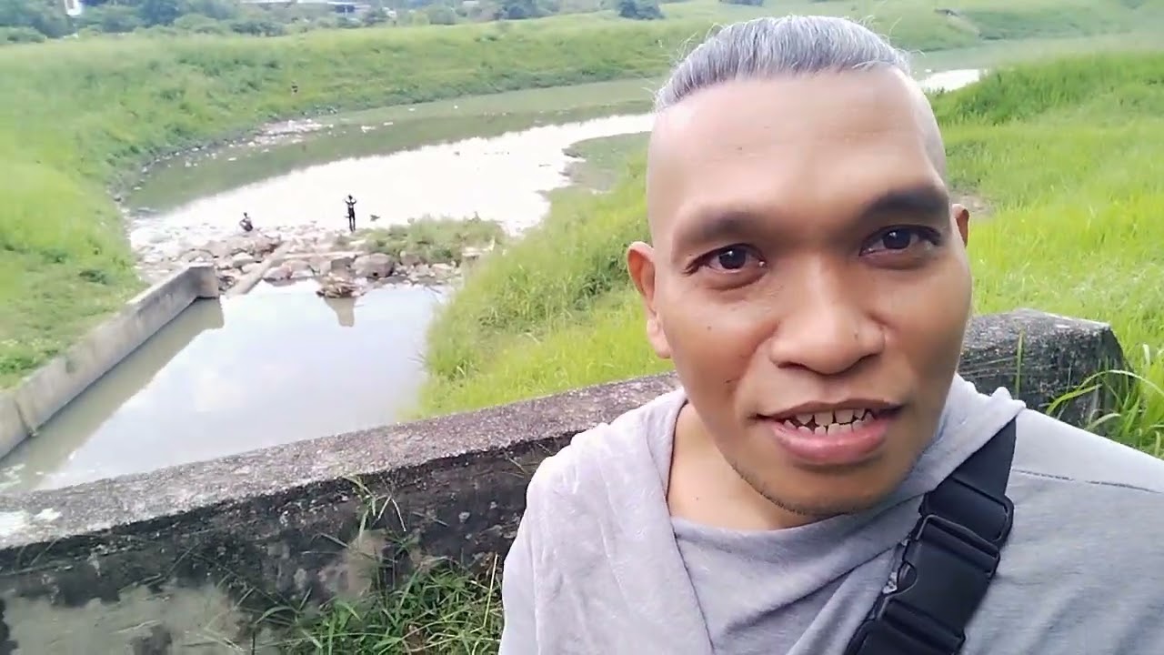 Rumputnya hijau,sambil melihat pemandangan dan juga kita lihat orang mancing 🇲🇾