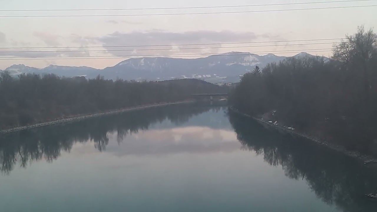 Railjet bleibt stehen, Innbrücke Rosenheim, Oberbayern, Deutschland 