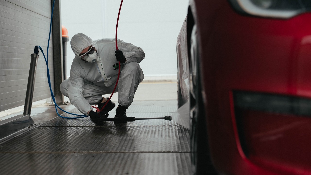 90 % na bezkontaktní myčce: jak umývám auto po zimě od soli