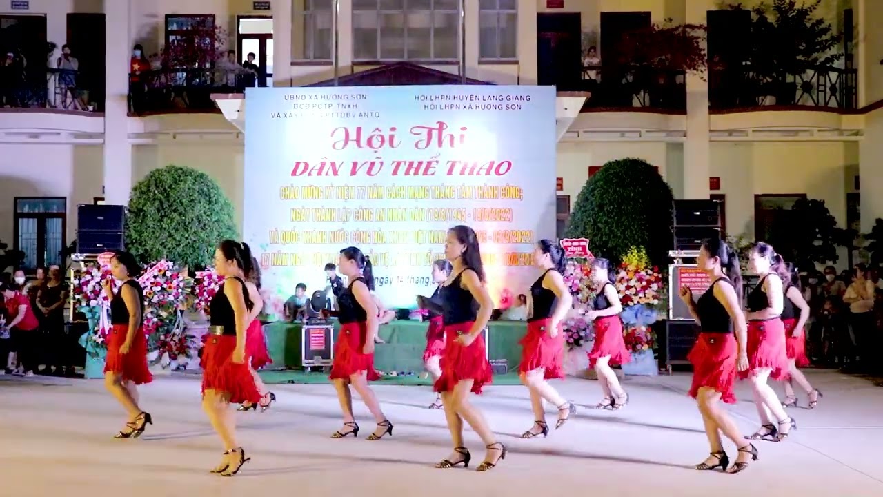 XUÂN CHIẾN KHU remix màn biểu diễn vô cùng đẹp mắt xứng đáng giải Nhất của Chi phụ nữ thôn Hưởng 8