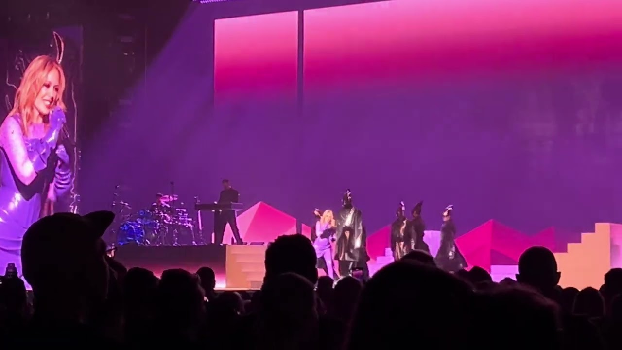 Kylie Minogue - What Do I Have To Do (Espoo Metro Arena Helsinki - 23/06/25)