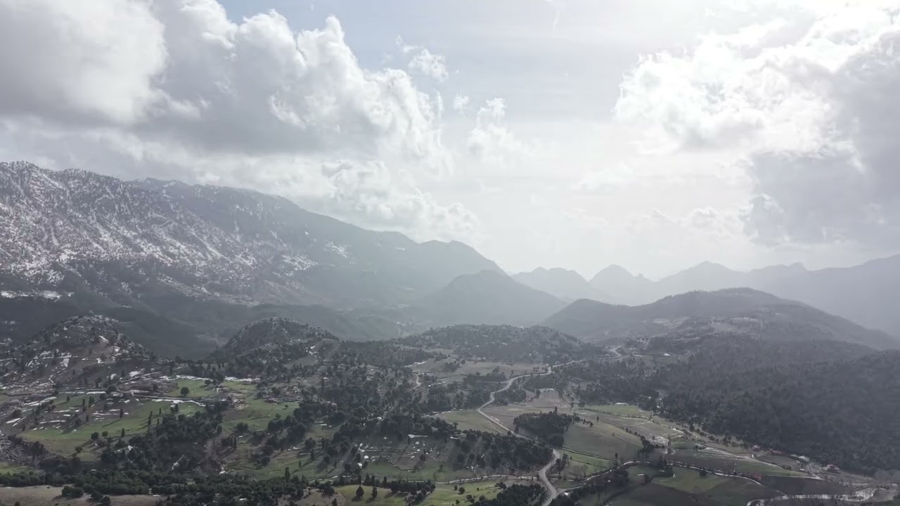 Akan Suyun Yanında Çınarlar | Sis, Güneş ve Karlı Zirveler