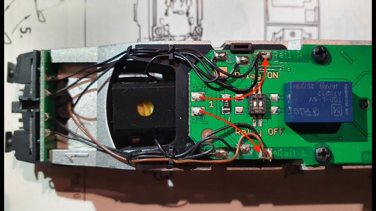 Simple upgrade for Roco RailJet locomotives equipped with power-supplied coupling
