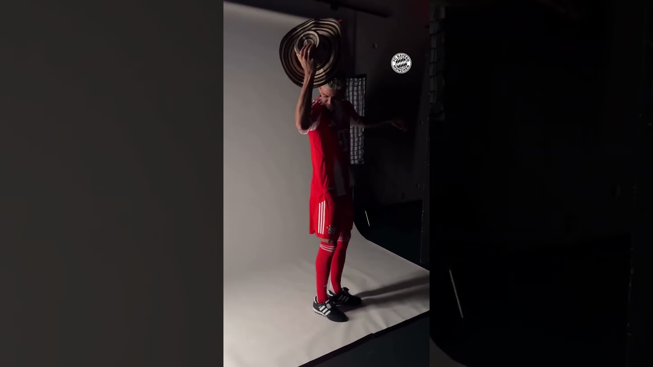 Luis D&iacute;az enjoying his unveiling with Bayern 🔴🔥