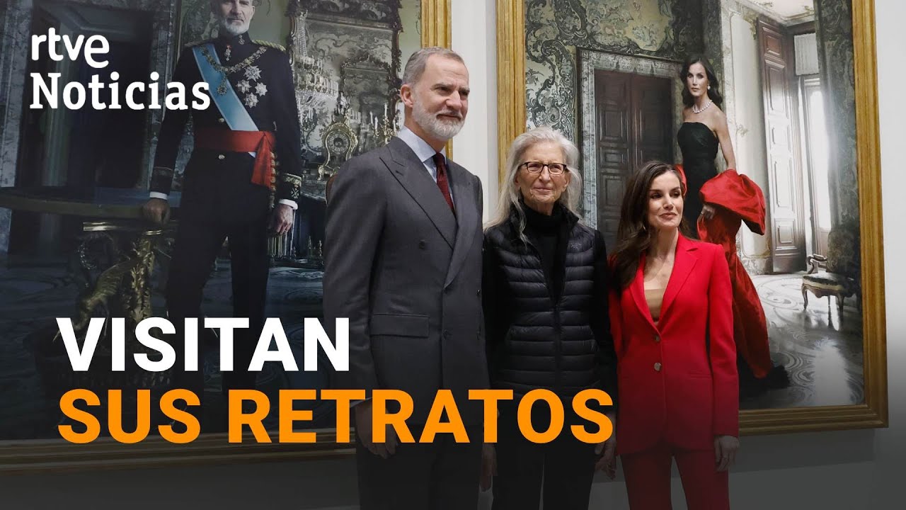 Los REYES FELIPE y LETIZIA visitan sus RETRATOS en el BANCO de ESPAÑA junto a LEIBOVITZ | RTVE