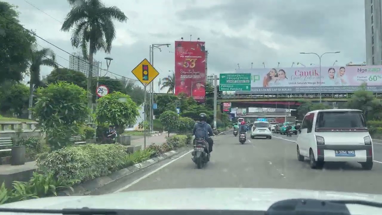 Lalin Jumat siang Jl Perjuangan Bekasi Utara ke Proyek(pertokoan pertama di kota Bekasi)