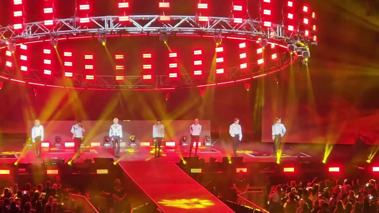 Stray Kids   Melbourne D1   Case 143, Hellavator and Victory Song