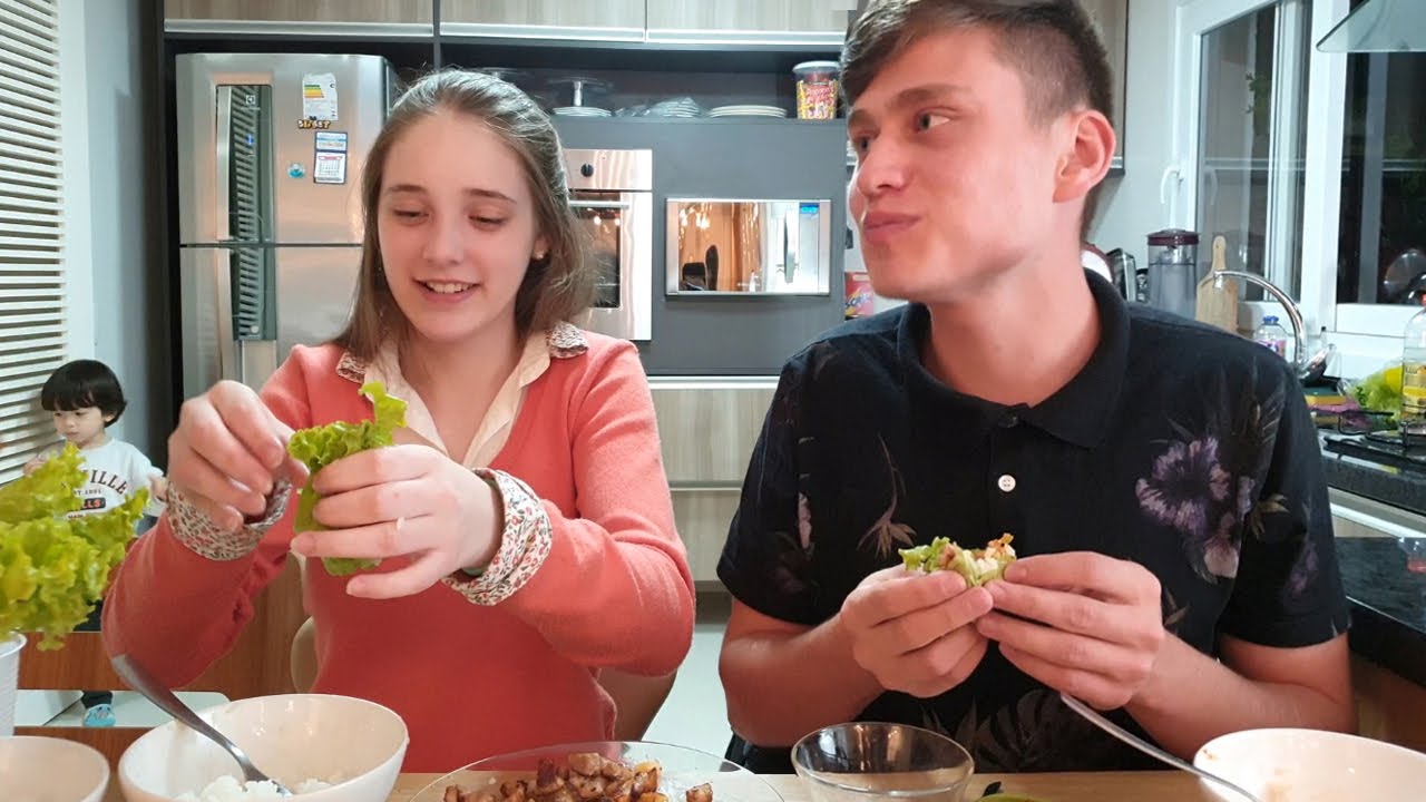 MEUS IRMÃOS COMENDO CHURRASCO COREANO