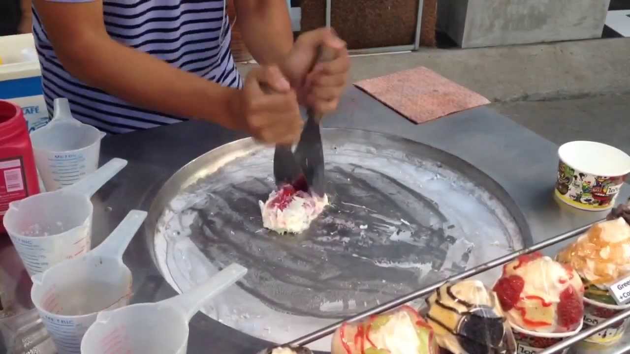 Instant ice cream rolls Thaïland in the street Chiang Mai / เชียงใหม่