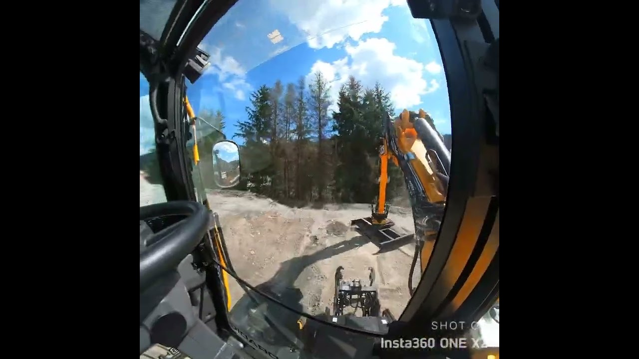 Thomas Holzer Erdbau mit JCB Hydradig Engcon und THE machines Planierbalen.