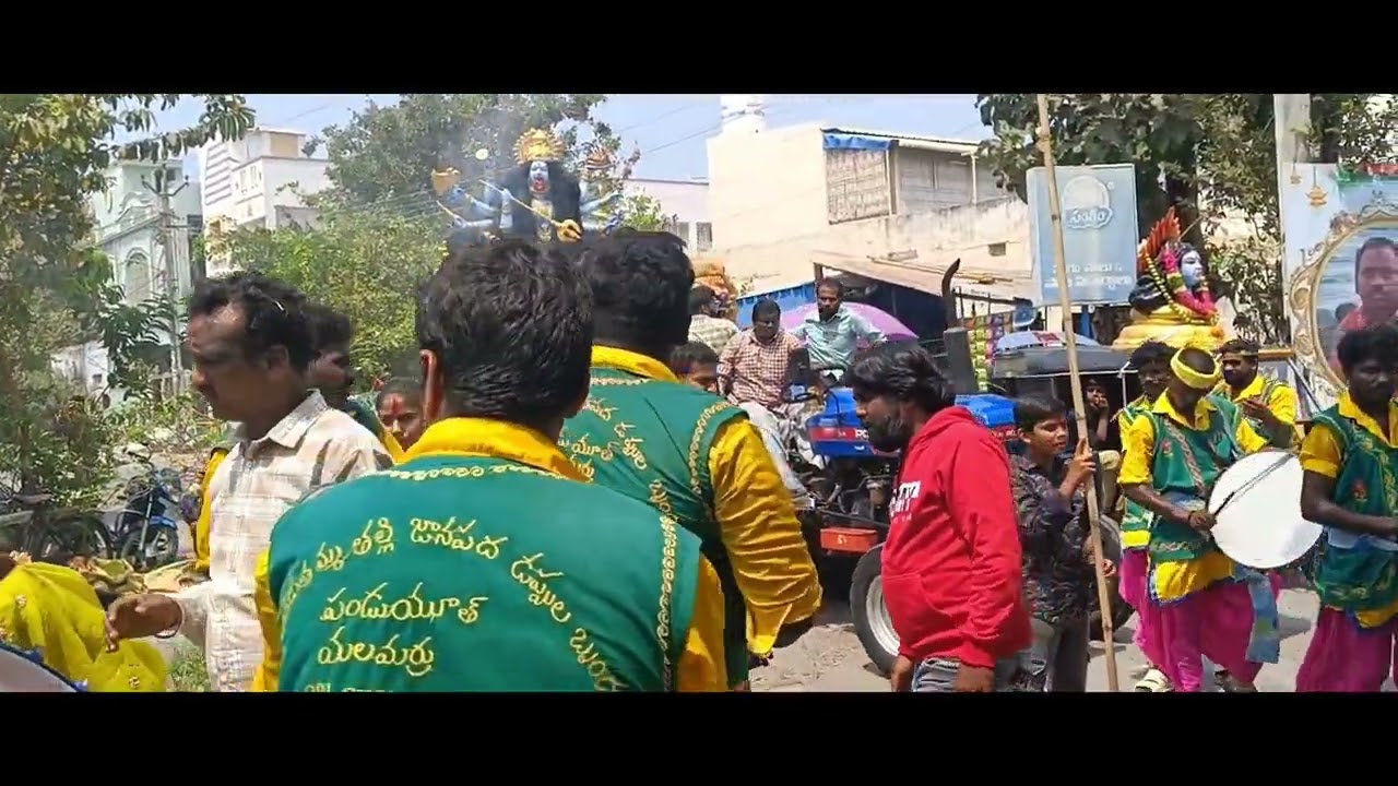 ఘటాల ఊరేగింపు: డప్పు చప్పుళ్లు, తీన్మార్ దరువుల మధ్య భక్తులు తల మీద 'ఘటాలు' (కుంభాలు) పెట్టుకుని న