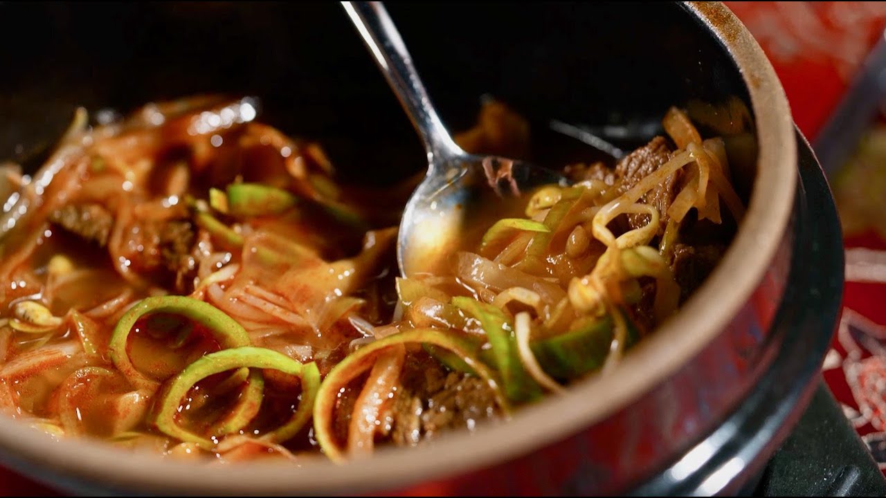 Очень вкусный корейский ЮККЕДЯН! Сталик Ханкишиев и Пак Чжун МокдаТВ готовят вместе!