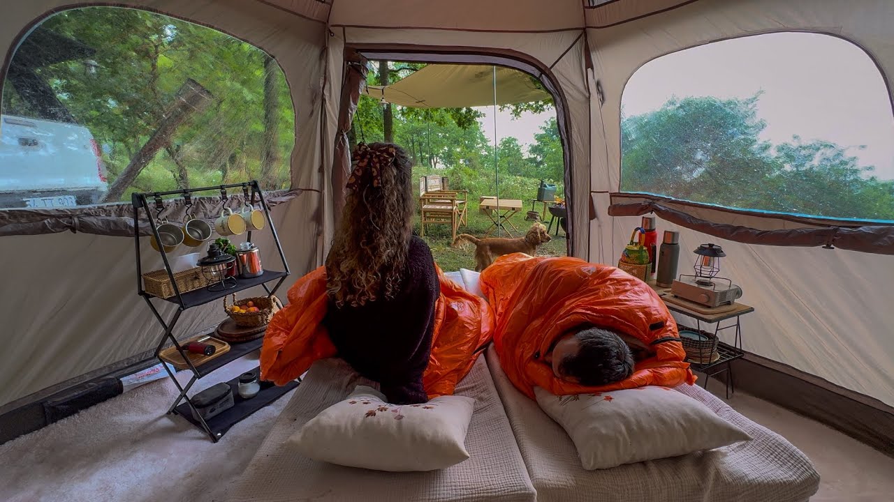 КЕМПИНГ С ШЕСТИугольной ПАЛАТКОЙ В ЛЕСУ, ПОЛНОМ ШАКАЛОВ