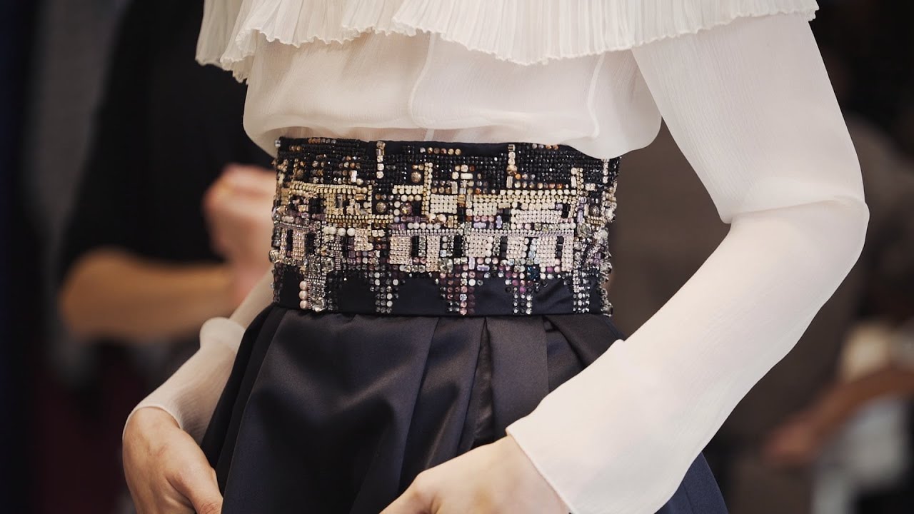 В ателье Métiers d’art с Лоиком Прижаном Métiers d’art 2020/21 — CHANEL