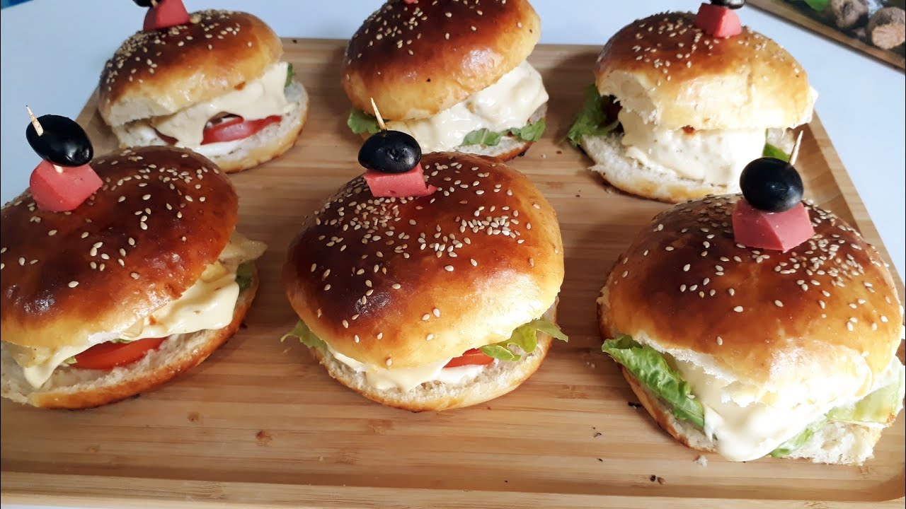 همبورغر منزلي🍔 بعجينة خيالية مثل نتاع المحلات يجي خفيف وبنين🌞 وصفات صيفية