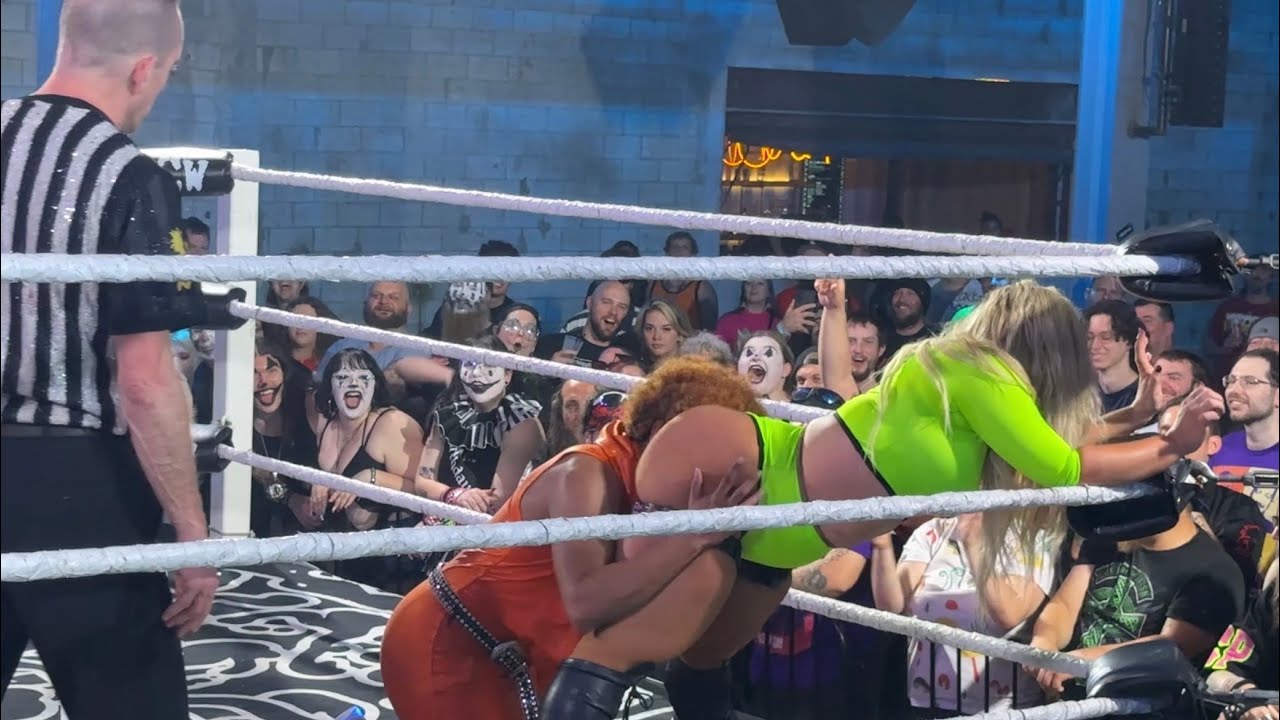 THAT’S ONE WAY TO GET DISTRACTED IN A WRESTLING MATCH!!! JCW Lunacy JUGGALO WEEKEND