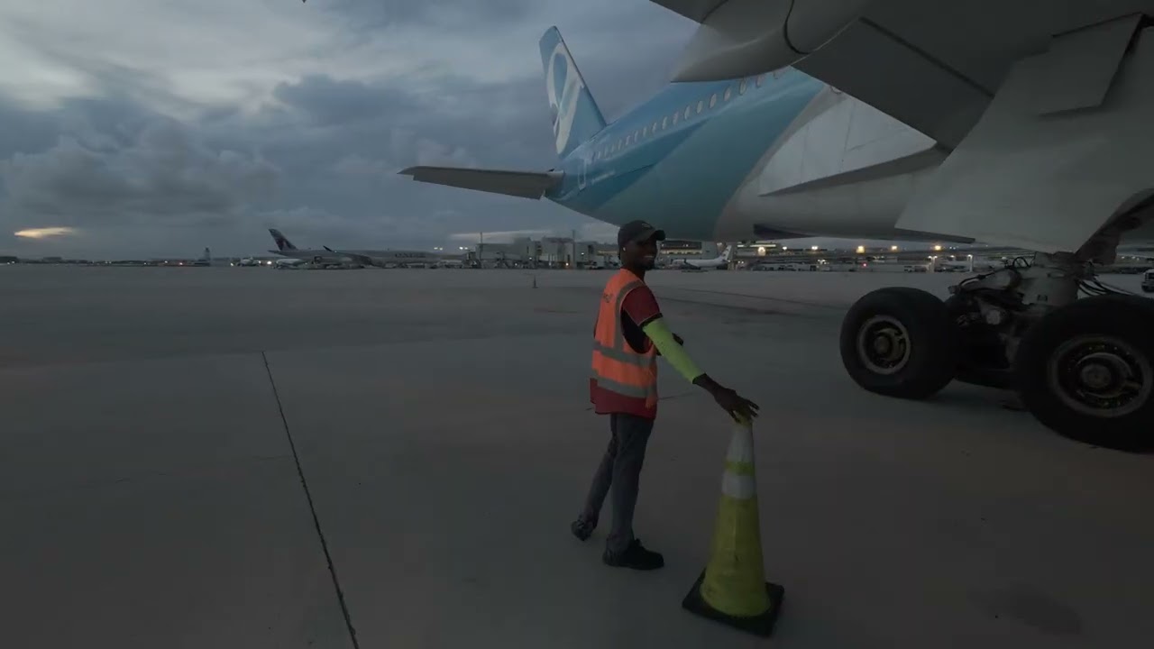 Frenchbee  Airbus A350-900 turnaround