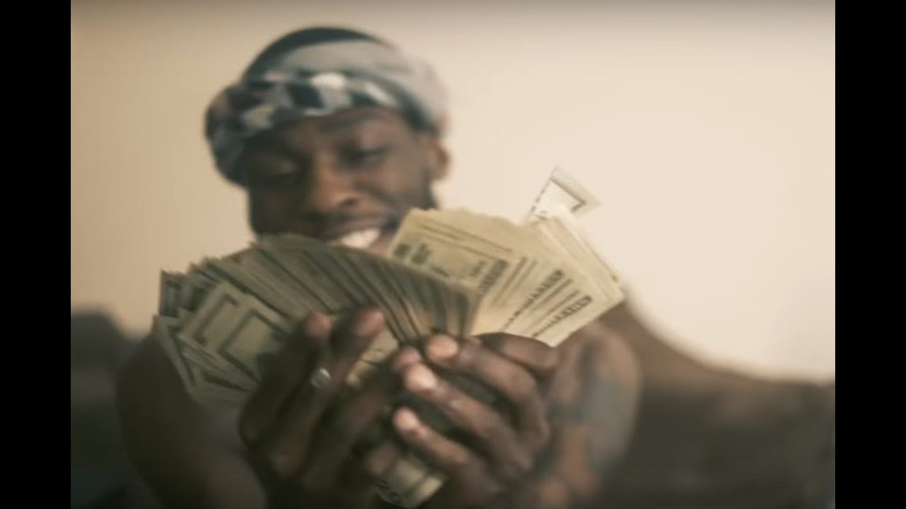 Flexing Gone Wrong. Man Gets Shot on Live