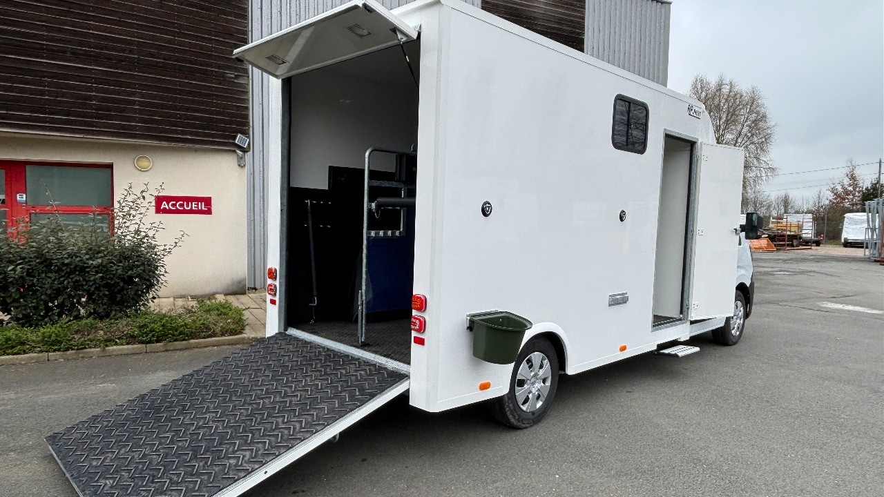 Camion chevaux pont arrière façon van tracté -  carrosserie AP PETIT