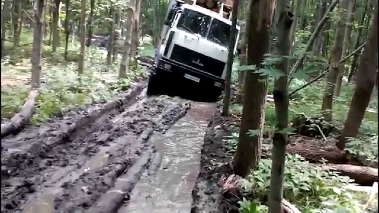 МАЗ лесовоз,груженный лесом чуть не лег набок / MAZ timber loaded with wood almost lay on its side