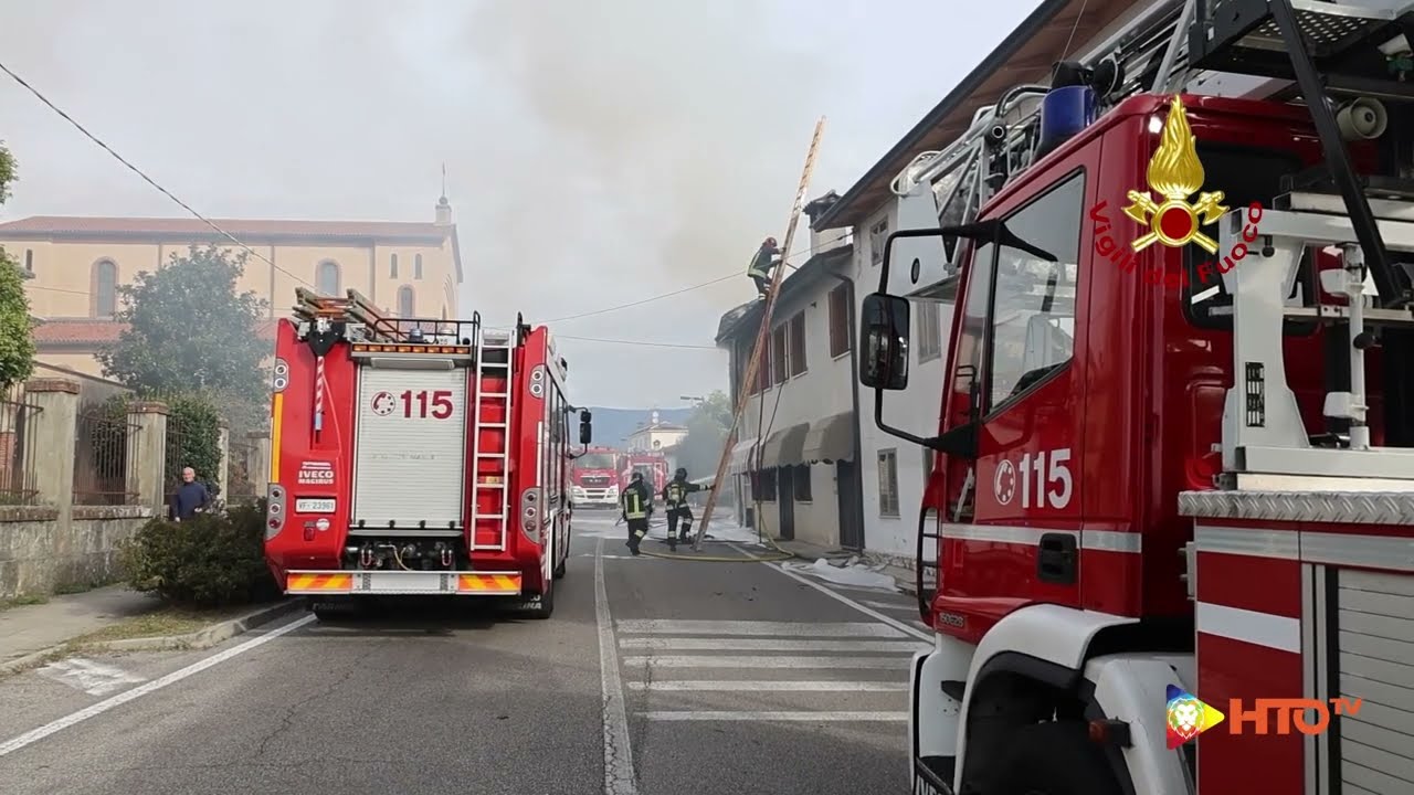 Thiene (VI) - Vasto incendio di una abitazione disabitata in Via Rozzampia - www.HTO.tv