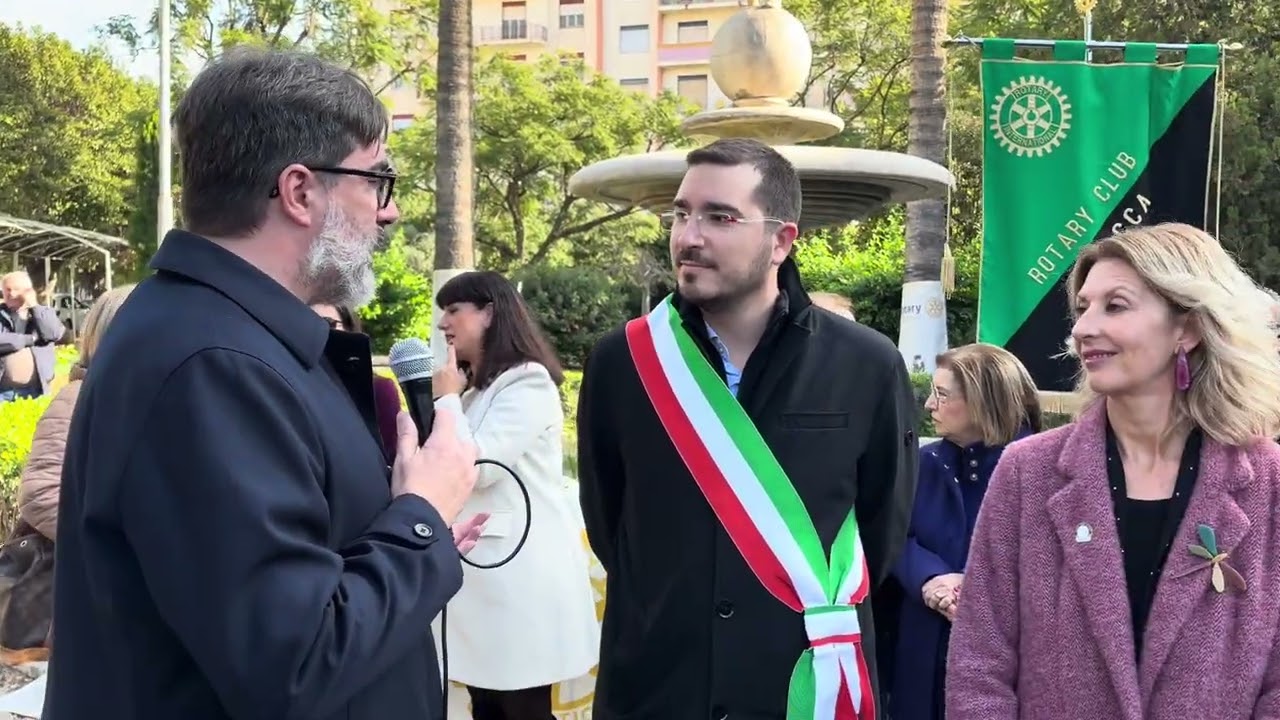 La cerimonia di inaugurazione del restauro effettuato sulla fontana della villetta di Piazza Friscia