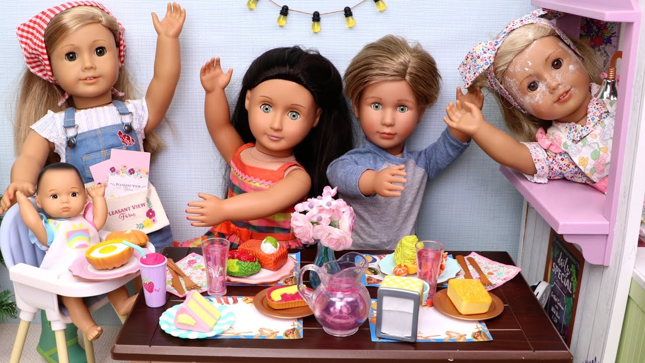Family restaurant adventure! Play Dolls
