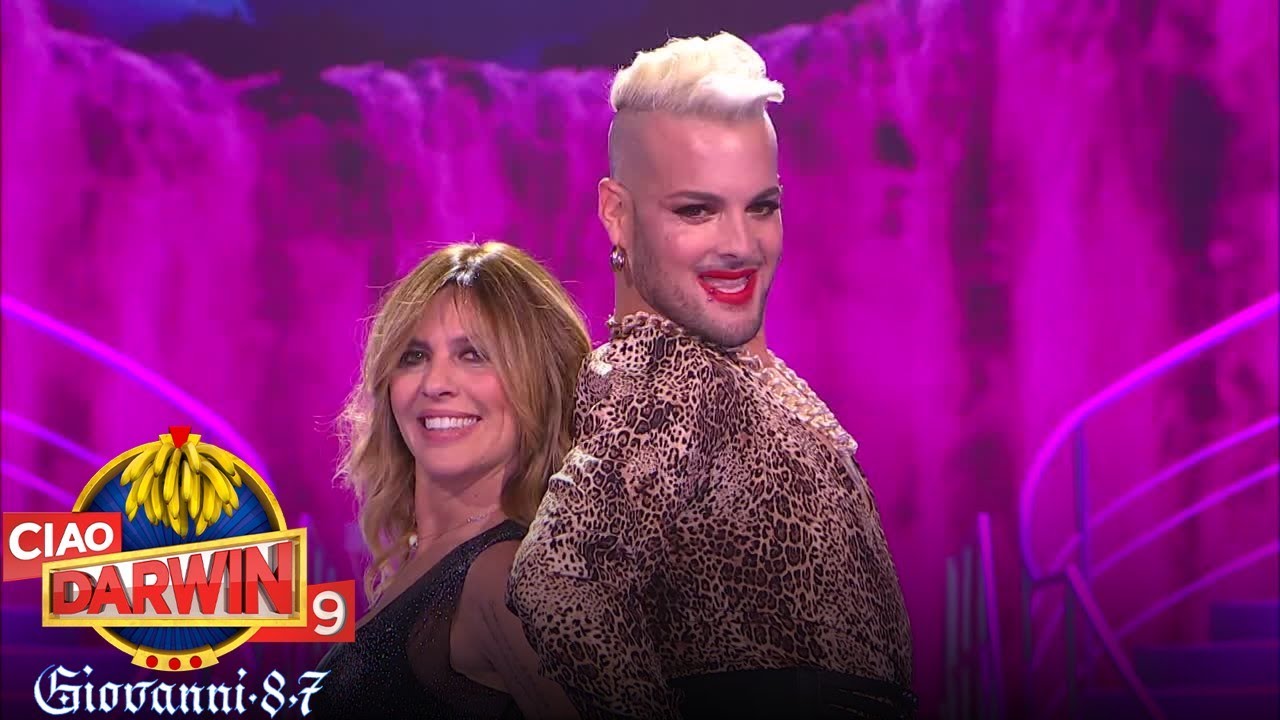 Ciao Darwin - Lavoratori e Influencer - Defilè: discoteca