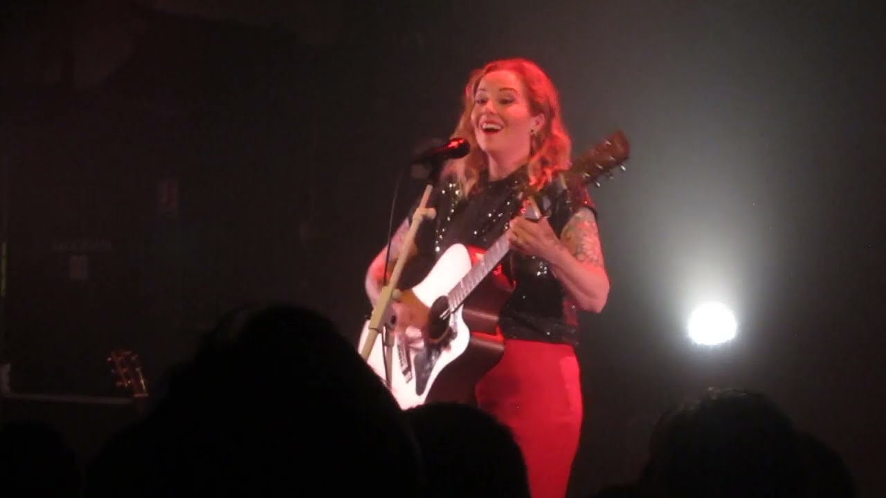 ANNEKE VAN GIERSBERGEN - Running Up That Hill - Live @ Paris - Petit Bain (04/2022)
