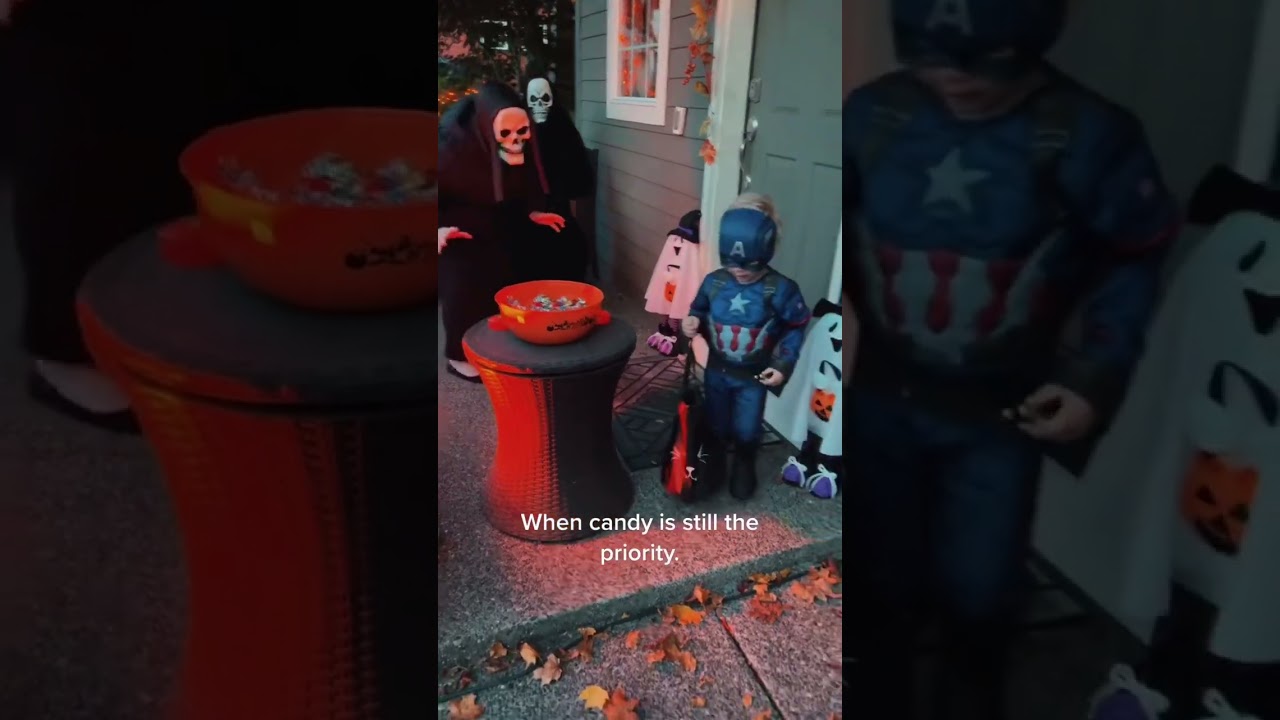 Baby&rsquo;s first time trick-or-treating during Halloween 🤣🤣🤣#foryou #funny #baby #fyp #halloween