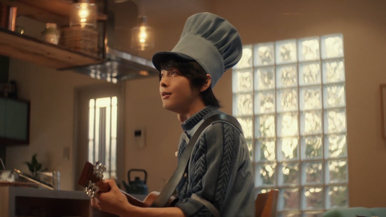 “妖精”となった中村倫也、優しく弾き語り　新TVCM「ピエトロ おうちパスタ うたうたい」篇＆メイキング