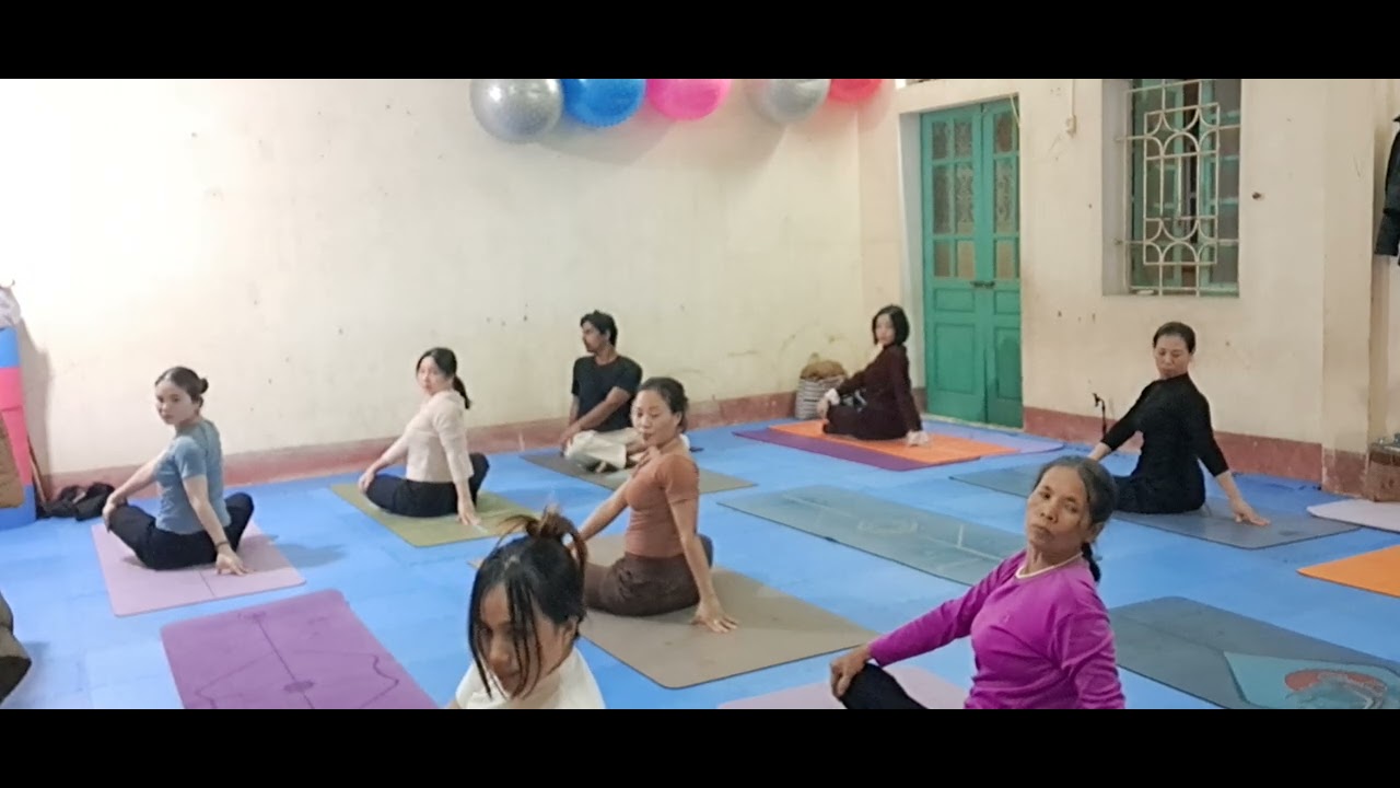 Yoga vai thầy Paras