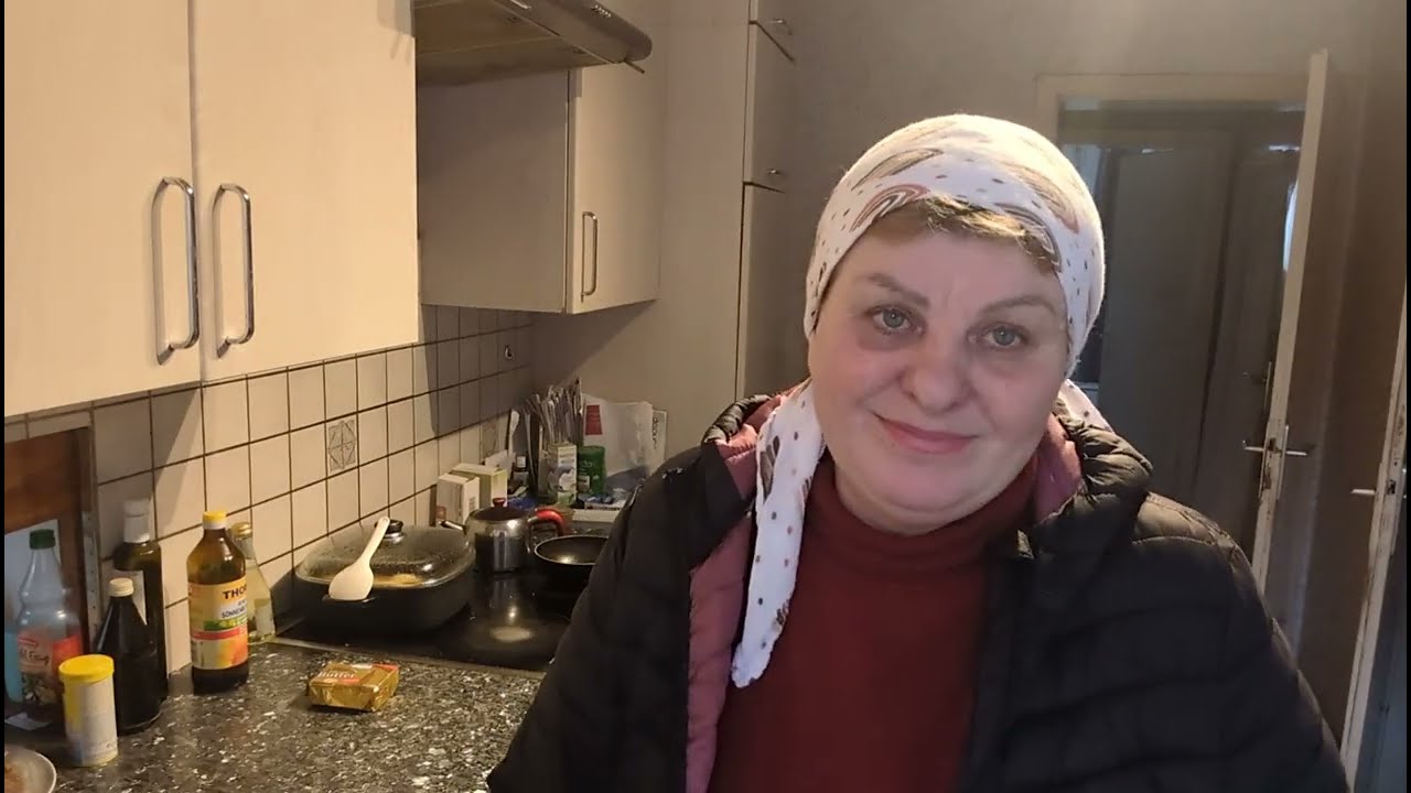 Погода 🤦🌧️ Купила сумочку для отпуска. Куры едят плохо.