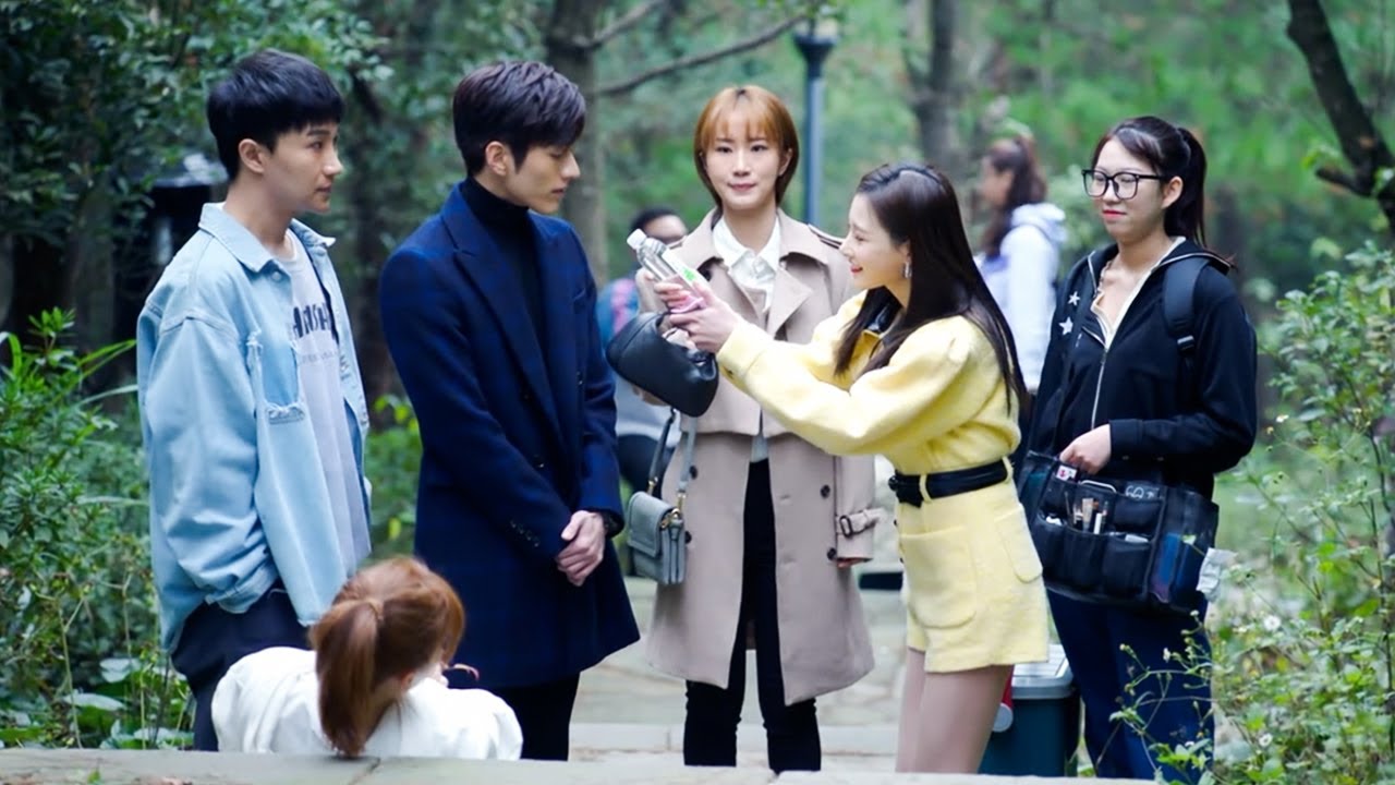ยัยตัวร้ายคอยยั่วยวนซีอีโอ แต่ซีอีโอเห็นเพียงซินเดอเรลล่าอยู่ข้างๆ เขา