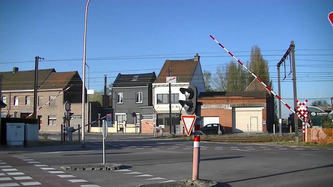 Spoorwegovergang Mouscron (B) // Railroad crossing // Passage à niveau