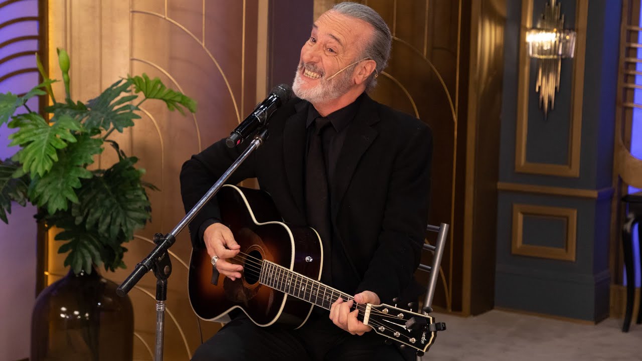 ¡EXITAZOS! Manuel Wirzt, con su guitarra, hizo que todos canten en la mesa de Juana