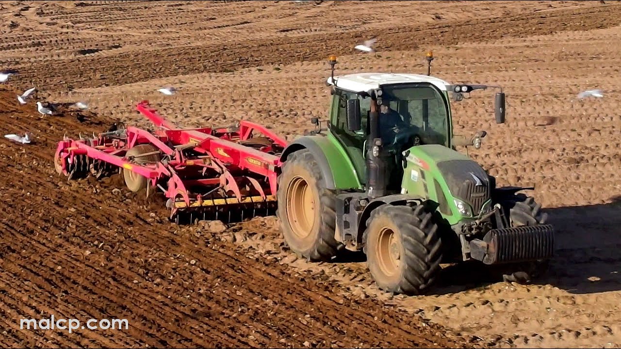4k Fendt 724 Vario working very hard pulling a Väderstad Topdown 400 cultivator in Blaxhall, Suffolk