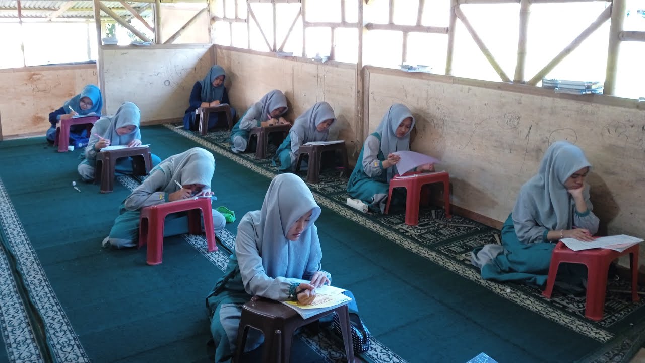 Membuat Cerita Liburan Santri Kelas 2 PonpesKU