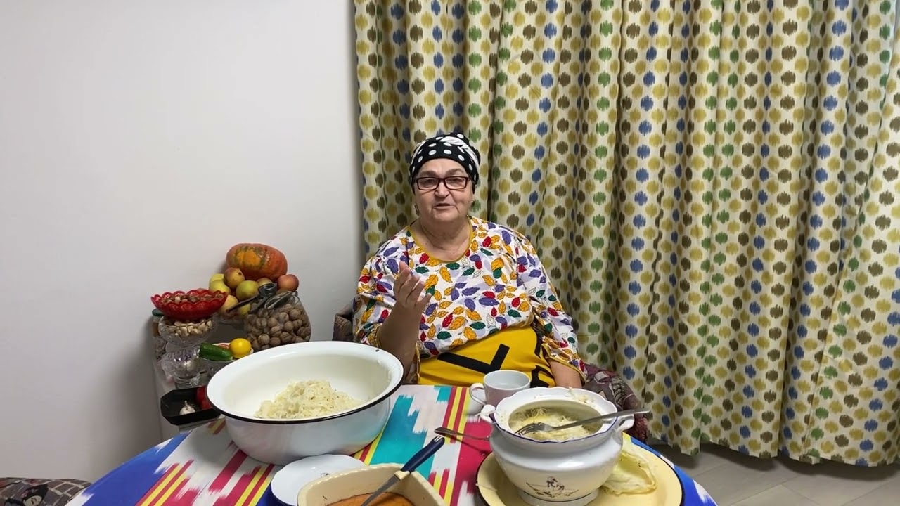 Дегустируем квашеную капусту, замесили тесто, будем лепить московские пельмени, беседуем