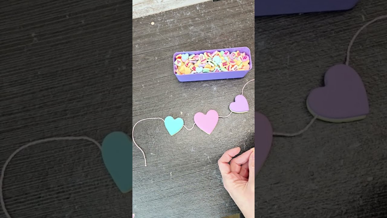 Гирлянда из искусственных кусочков теста для Дня святого Валентина (самодельная).