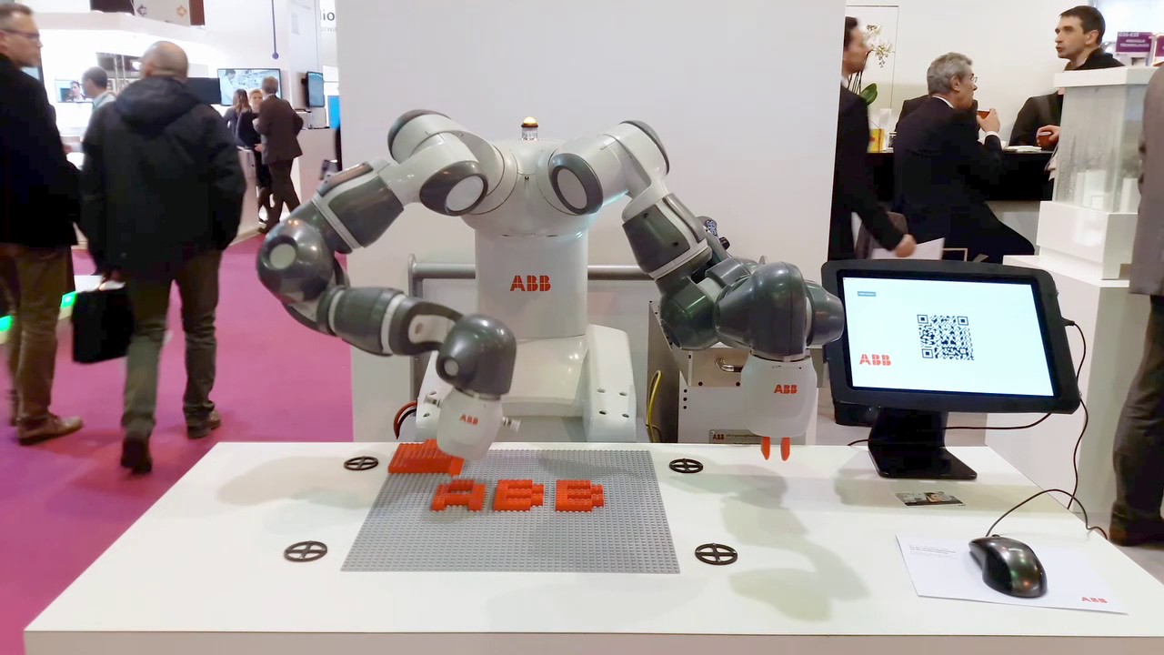Vu au CFIA 2017 : Le robot collaboratif ABB YuMi joue aux Lego.