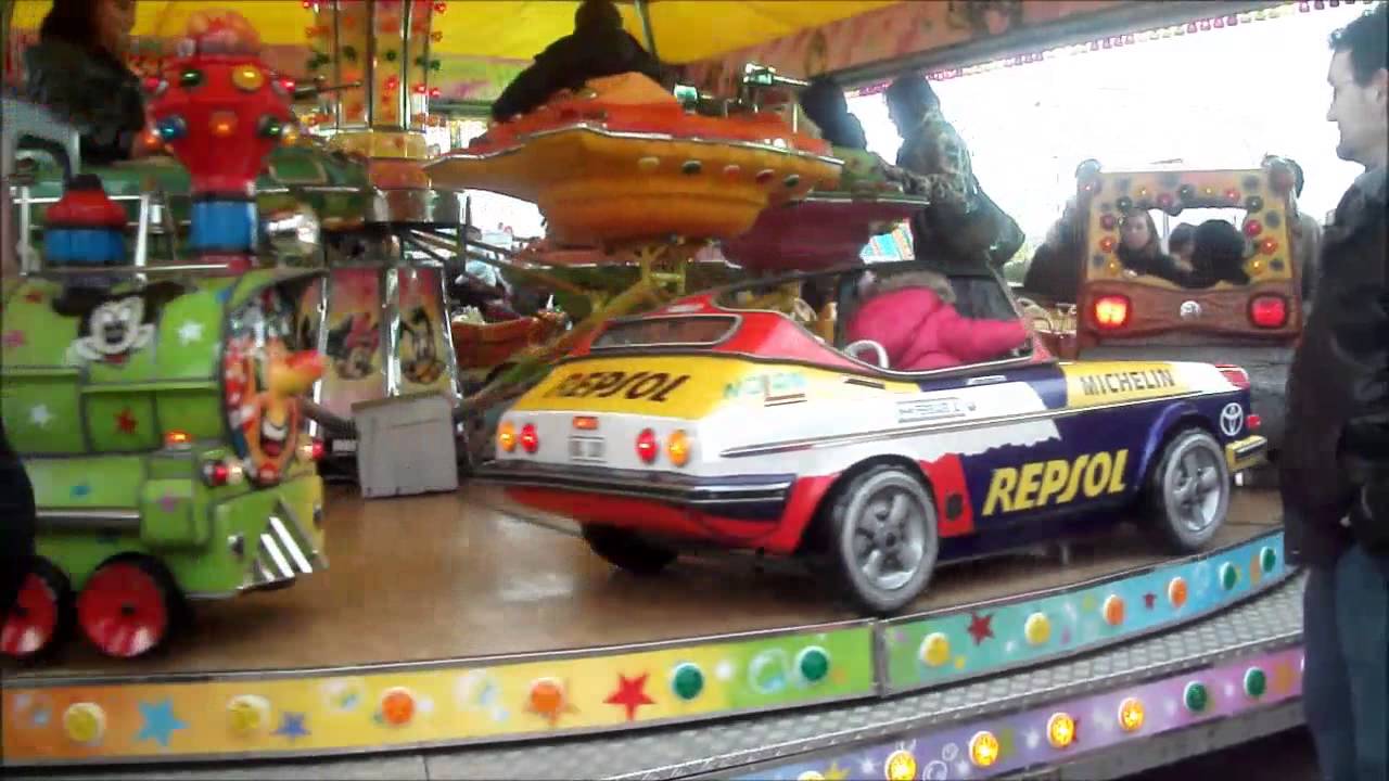 CARRUSEL DE COCHES Y NAVES ESPACIALES PARA NIÑOS. ATRACCIONES DE LA FERIA.