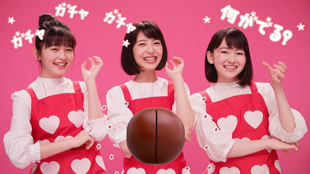浜辺美波がキュートな高速ダンスに挑戦！山田杏奈＆久間田琳加と「ガチャガーナ」