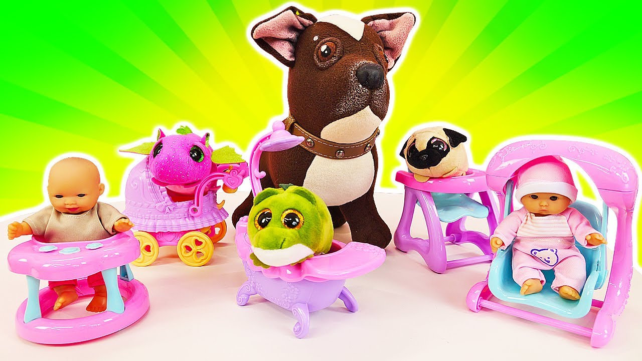 Il cane giocattolo Cioccolata gioca all'asilo dei giocattoli. Video per i bambini piccoli