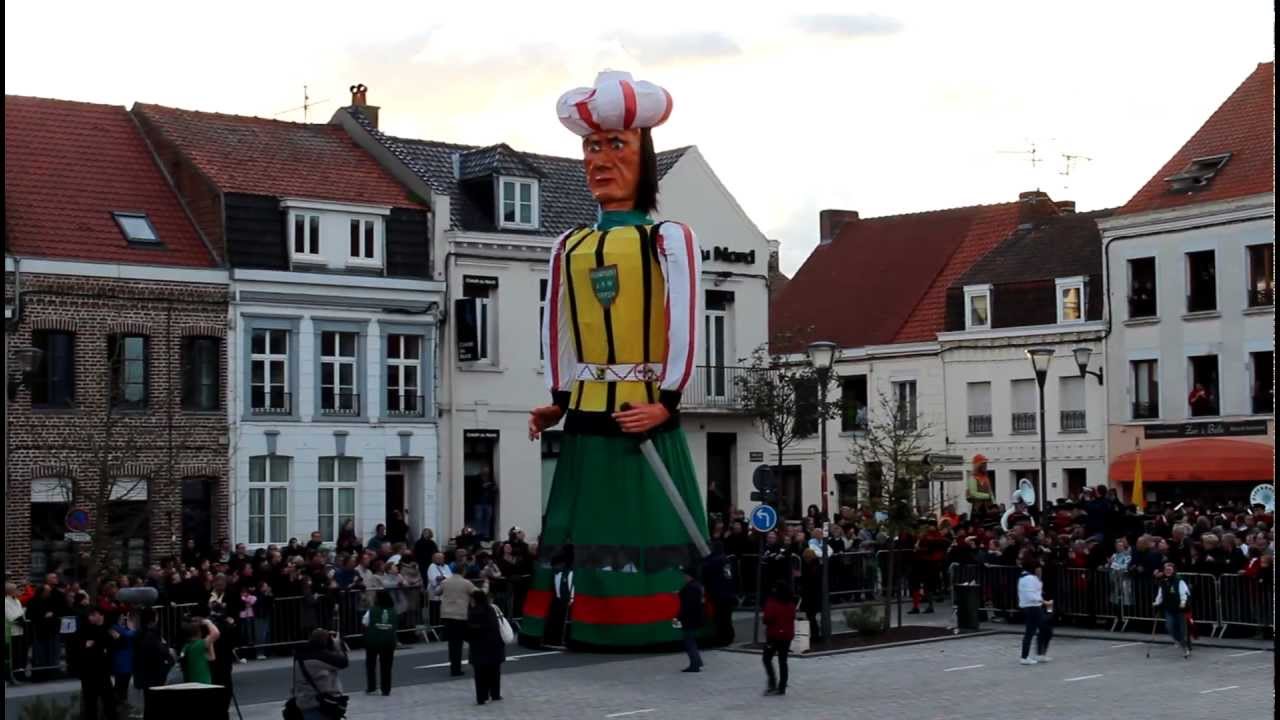 5ème Ronde Européenne de Géants Portés - arrivée commune des 100 géants.