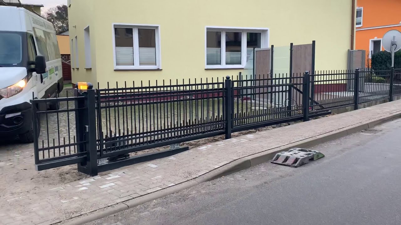 Metall Zaun mit Schiebetor und ElektroAntrieb Robus 600