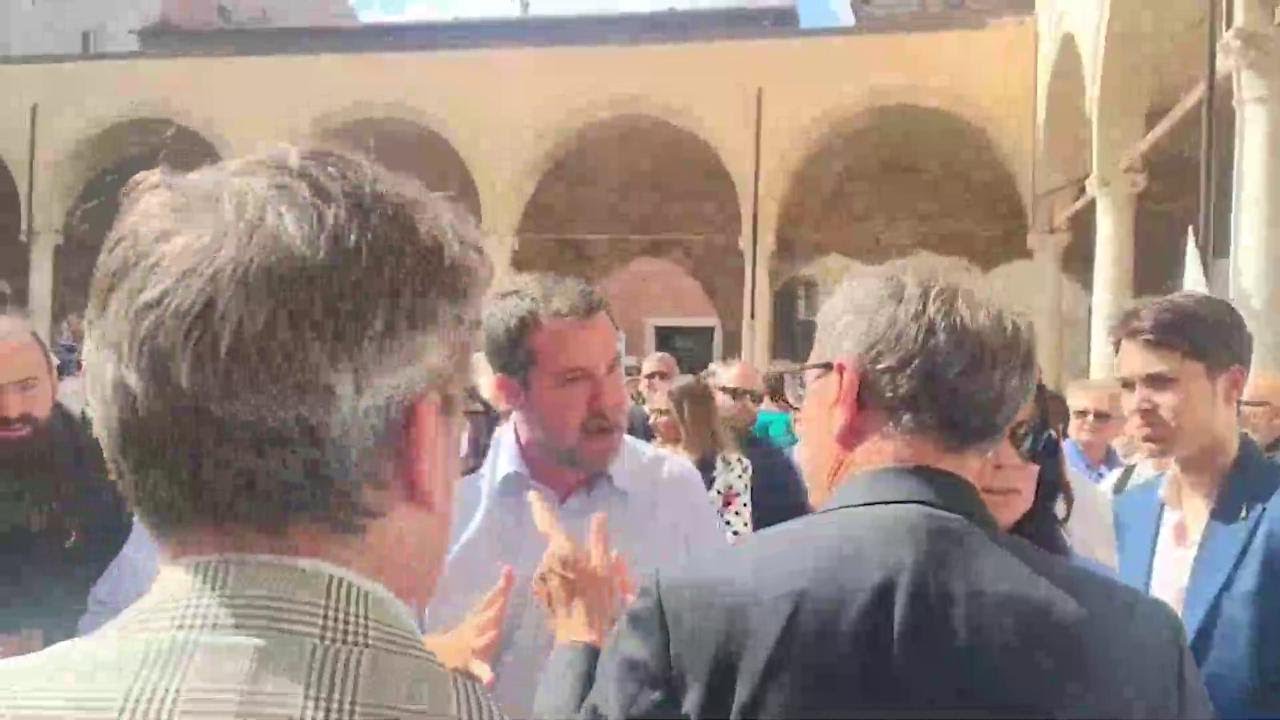 SALVINI contestato sbotta con la sicurezza: 