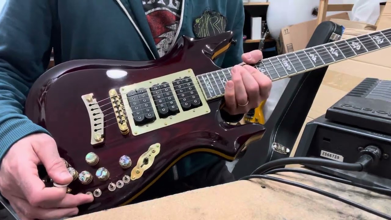 GraphTech Acousti-Phonic & Hexpander Demo on a Phred Instruments DeadBolt guitar