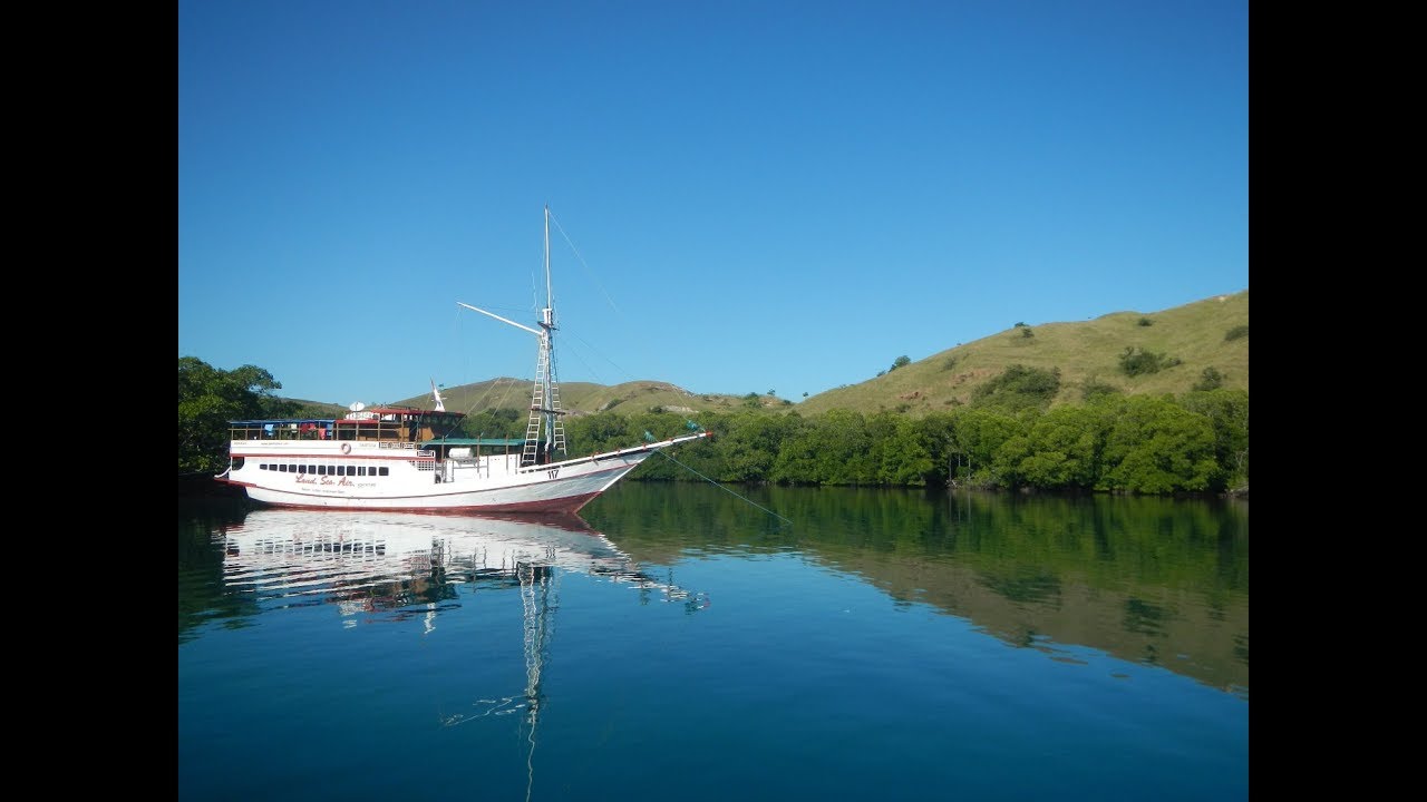 Sailing Komodo by triphemat com