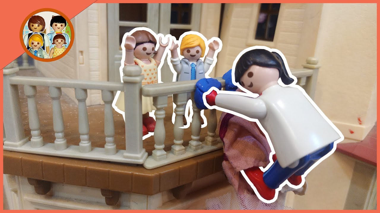 زينة اتجننت ونطت من البلكونة 💪🙆🤕🙀🪂 - عائلة احمد و زينة _ play mobil